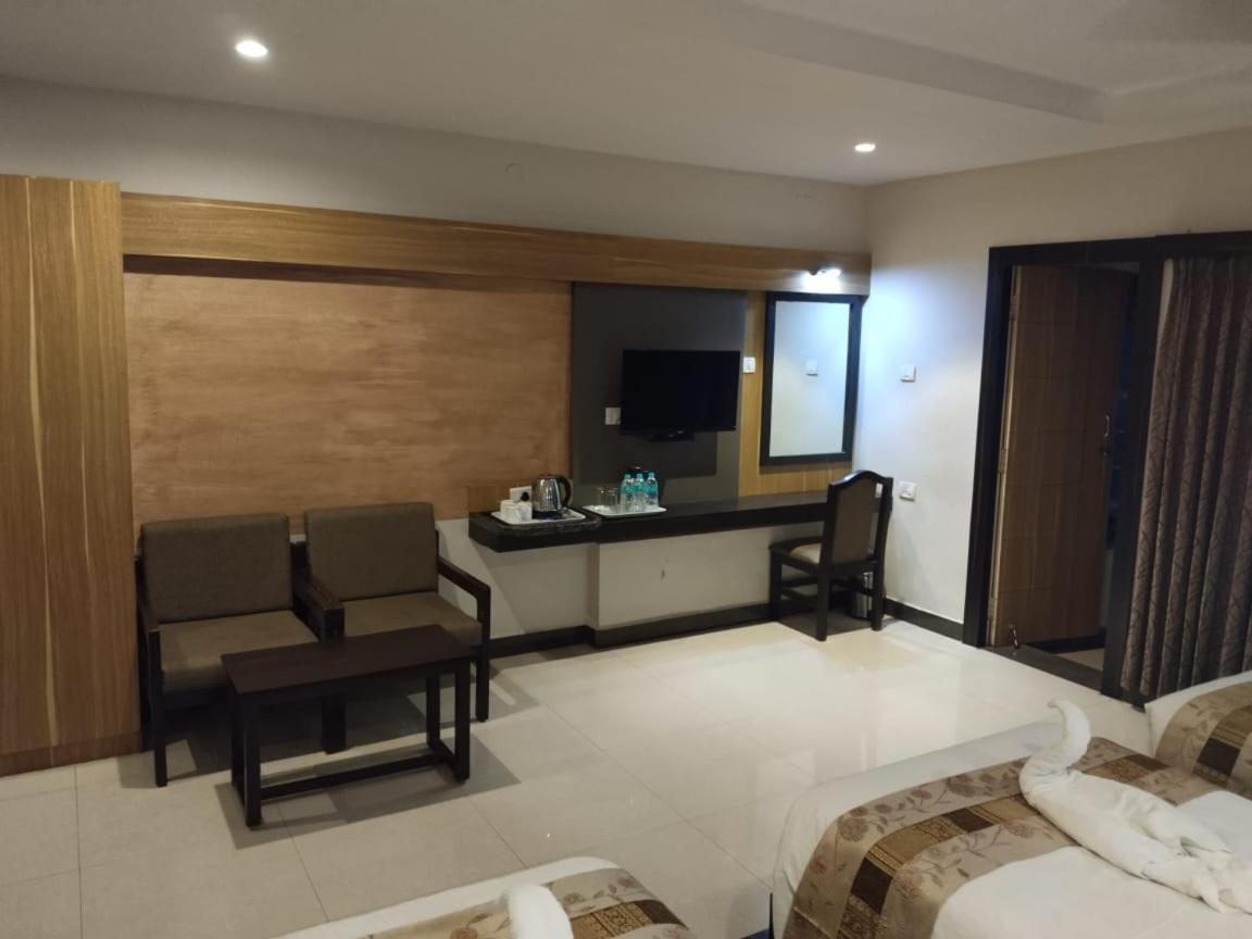 Hotel Mayas Tiruchirappalli Buitenkant foto