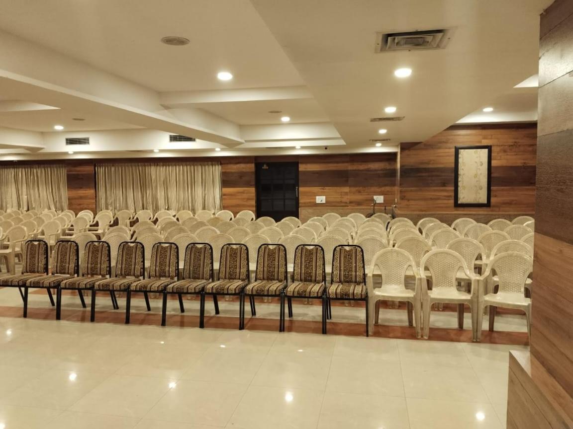 Hotel Mayas Tiruchirappalli Buitenkant foto